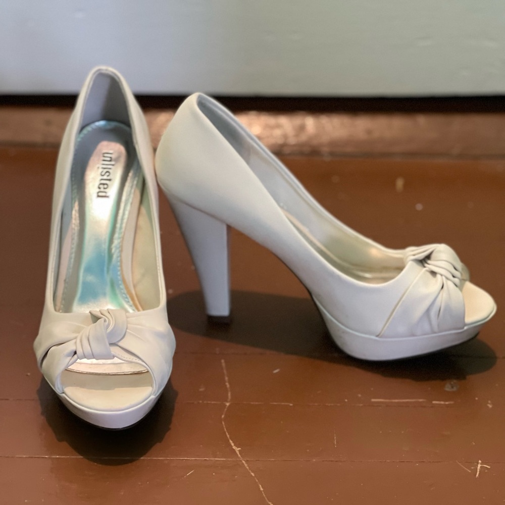 Size 10 Unlisted womens Ivory pumps.